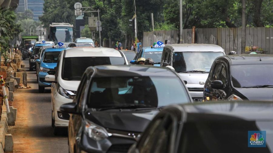 Suasana kondisi lalu lintas yang macet di depan Mal Ambasador, Jln. Prof. DR Satrio, Kuningan, Jakarta Selatan