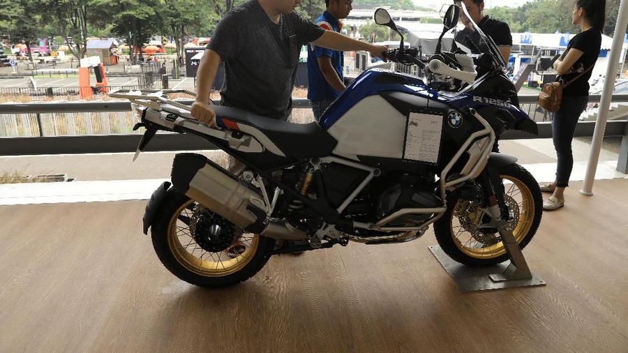 Pameran motor dalam IIMS Motobike Expo 2019 di JCC, Senayan, Jakarta menghadirkan sejumlah program, mulai dari indoor-outdoor, sampai program sosial. 