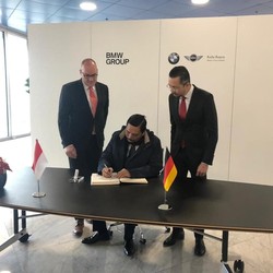 Luhut Rayu BMW Bangun Pabrik Mobil Listrik di RI