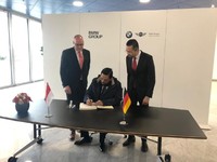 Luhut Rayu BMW Bangun Pabrik Mobil Listrik di RI