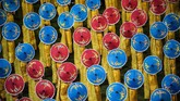Para penari tampil setelah misa suci yang dipimpin oleh Paus Fransiskus di Stadion Nasional di Bangkok, Thailand. (Photo by Mohd RASFAN / AFP)