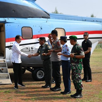 Ditemani Dua Stafsus Milenial, Jokowi Cek Pelabuhan Patimban