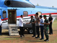 Ditemani Dua Stafsus Milenial, Jokowi Cek Pelabuhan Patimban