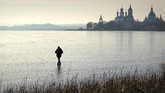 Di kota Rostov Veliky, Rusia, seorang pria berjalan di danau Nero yang membeku. (AP Photo/Dmitry Kozlov)
