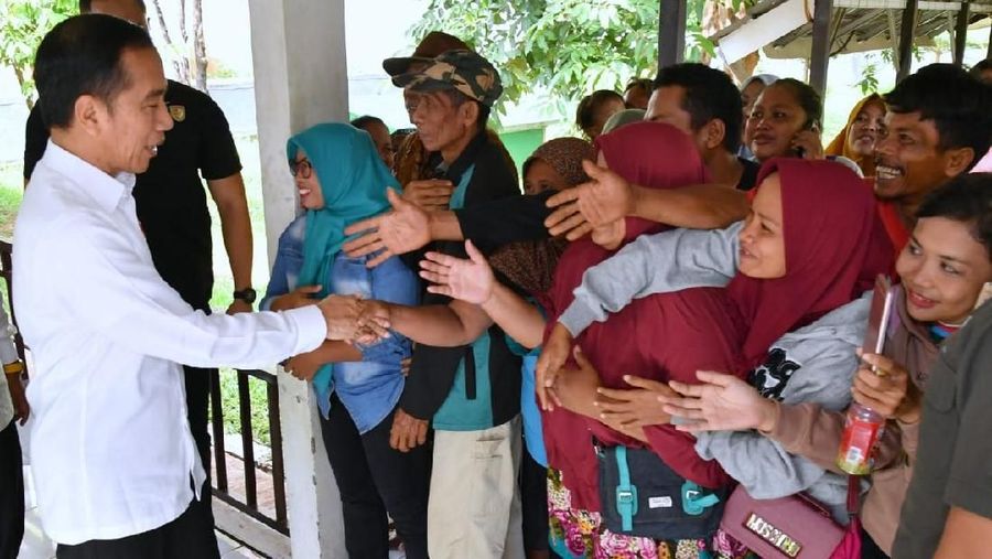Presiden Joko Widodo (Jokowi) mendapatkan laporan mengenai beberapa masalah penyaluran kredit usaha rakyat (KUR).