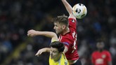 Bek MU Luke Shaw berjibaku mengantisipasi umpan yang mengarah ke pemain Astana, Dorin Rotariu. (Photo by stringer / AFP)