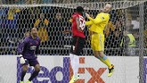 Bek Manchester United Di'Shon Bernard dan gelandang Astana Ivan Maevski duel udara. Setan Merah kalah 1-2 dari Astana di Astana Arena, salah satunya karena gol bunuh diri Bernard. (Photo by stringer / AFP)