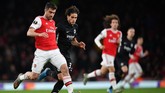 Bek Arsenal Sokratis Papastathopoulos menjaga bola dari pemain Eintracht Frankfurt. The Gunners kalah 1-2 di Stadion Emirates. (Photo by DANIEL LEAL-OLIVAS / AFP)