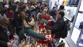 Pengunjung toko Macy's di New York saat Black Friday. Meski tetap ramai namun survei PricewaterhouseCoopers mengatakan terjadi penuruan minat belanja penduduk AS pada tahun ini. (Kena Betancur/Getty Images/AFP)