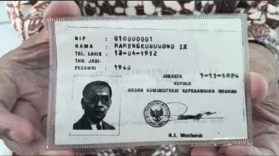 Tahukah anda siapa yang menjadi PNS pertama di Indonesia?