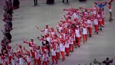 Kontingen Indonesia masuk Philippine Arena untuk melakukan defile setelah kontingen Brunei Darusalam dan Kamboja. (ANTARA FOTO/Nyoman Budhiana)