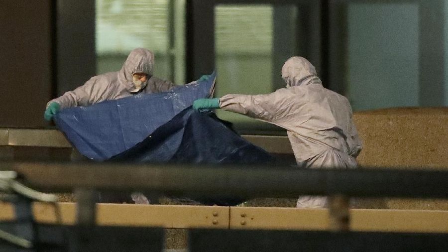 Serangan dengan menggunakan senjata tajam terjadi di London Bridge, London.