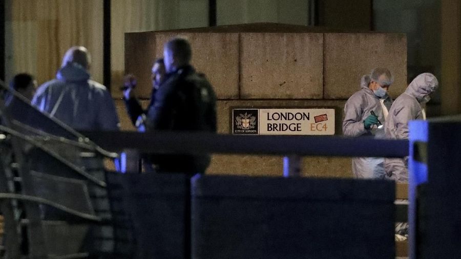 Stasiun London Bridge, salah satu pusat kereta tersibuk di kota, ditutup selama beberapa jam setelah serangan.