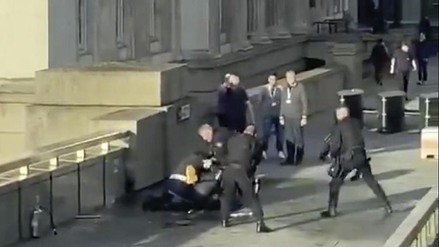 Stasiun London Bridge, salah satu pusat kereta tersibuk di kota, ditutup selama beberapa jam setelah serangan.