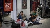 Pengunjung yang telah membayar mengecek lagi belanjaannya di lantai Macy's. (Kena Betancur/Getty Images/AFP)
