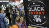 Suasana Mall Sambil di Caracas, Venezuela, pada hari Black Friday, hari diskon belanja yang biasanya diwarnai kehebohan dan antrean panjang. (AP Photo/Matias Delacroix)