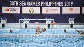 Timnas polo air putra Indonesia menghadapi Malaysia pada laga terakhir, Jumat (29/11). (Photo by WAKIL KOHSAR / AFP)
