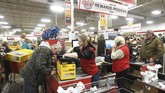 Kesibukan kasir saat Black Friday di Ashtabula Township, Ohio, yang berlangsung sejak pukul 06.00. (Warren Dillaway /The Star-Beacon via AP)