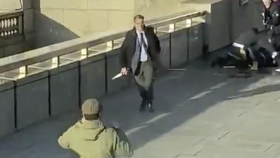 Stasiun London Bridge, salah satu pusat kereta tersibuk di kota, ditutup selama beberapa jam setelah serangan.