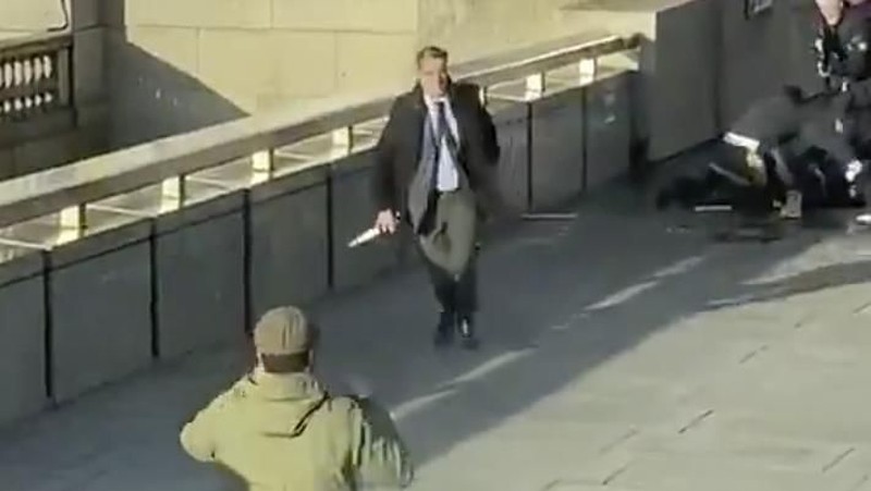 Stasiun London Bridge, salah satu pusat kereta tersibuk di kota, ditutup selama beberapa jam setelah serangan.