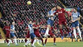 Bek Virgil van Dijk memborong dua gol Liverpool saat melawan Brighton. Van Dijk membobol gawang Mathew Ryan pada menit ke-18 dan 24'. Dua gol bek asal Belanda itu dicetak lewat sundulan yang memanfaatkan tendangan bebas serta sepak pojok. (AP Photo/Jon Super)