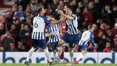 Sial bagi Adrian, baru saja masuk ke lapangan sudah melakukan blunder. Liverpool langsung kebobolan di menit ke-79 lewat tendangan bebas Lewis Dunk. Dunk memanfaatkan kesalahan Adrian yang terlalu sibuk mengatur pagar 'hidup' Liverpool. (AP Photo/Jon Super)