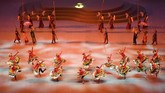 Para penari beraksi dalam pembukaan SEA Games 2019 di Philippine Arena, Bulacan, Filipina, Sabtu (30/11). Pesta olahraga terbesar se-Asia Tenggara tersebut resmi dibuka. (ANTARA FOTO/Nyoman Budhiana)