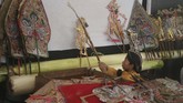 Alfian Saputro juga seorang dalang cilik. Ia pernah membawakan lakon Wahyu Makutoromo dalam Parade Dalang Cilik di Dewan Kesenian Malang, Jawa Timur, 26 Oktober lalu. (ANTARA FOTO/Ari Bowo Sucipto)