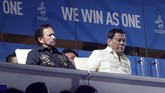 Sultan Brunei Hassanal Bolkiah menjadi salah satu tamu kehormatan di upacara pembukaan SEA Games 2019. Presiden Filipina Rodrigo Duterte secara resmi membuka SEA Games 2019. (AP Photo/Aaron Favila)