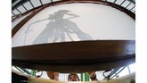 Pengenalan wayang kulit pada anak-anak itu, bertujuan untuk memberikan pemahaman yang lebih mengenai budaya leluhur agar mencintai budaya Indonesia. (ANTARA FOTO/Maulana Surya)