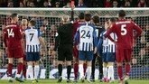 Pada menit ke-76 kiper utama Liverpool Alisson becker melakukan blunder dengan menyentuh bola di luar kotak penalti menggunakan tangan kanan saat menghalau tendangan Aaron Connolly. Wasit Martin Atkinson langsung memberikan kartu merah kepada Alisson. (AP Photo/Jon Super)
