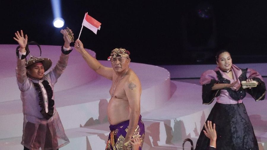 Kontingen yang diisi gabungan atlet dan tim headquarter itu melakukan defile dengan mengenakan kostum adat daerah di Indonesia.