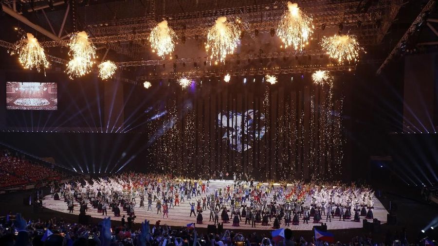 Kontingen yang diisi gabungan atlet dan tim headquarter itu melakukan defile dengan mengenakan kostum adat daerah di Indonesia.
