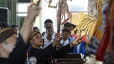 Sebanyak 17 siswa jurusan seni pedalangan SMK Negeri 8 Solo menampilkan wayang secara estafet dalam rangka Hari Wayang Dunia di Solo, 7 November lalu. (ANTARA FOTO/Maulana Surya)