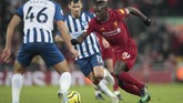Sadio Mane (kanan) melepaskan dua tembakan ke gawang Brighton yang dijaga Matt Ryan. Kedua tembakan itu tepat sasaran namun tidak berbuah gol untuk The Reds. (AP Photo/Jon Super)