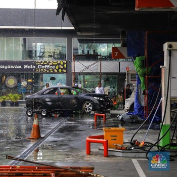 Melihat Sisa Kebakaran SPBU Pertamina di Jalan MT Haryono
