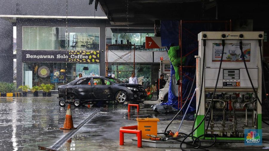 Akibat peristiwa tersebut satu unit mobil terbakar.