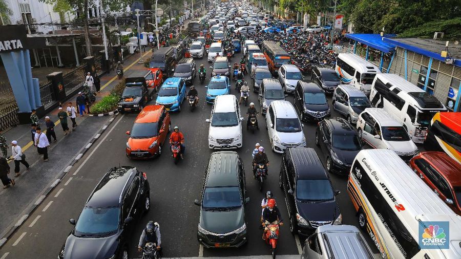 Suasana lalu lintas di Jalan Medan Merdeka Timur, Senin (2/12/2019).