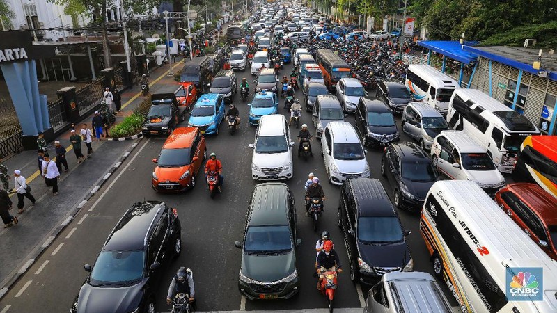 Suasana lalu lintas di Jalan Medan Merdeka Timur, Senin (2/12/2019).