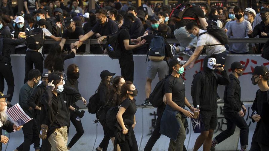 Ribuan pengunjuk rasa turun ke jalan - jalan Hongkong untuk melakukan demonstrasi pro demokrasi Minggu (1/12/2019).