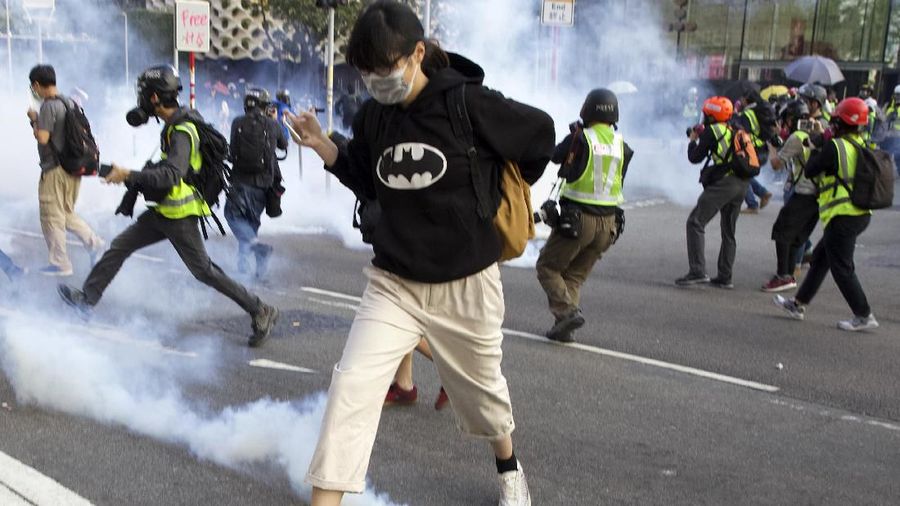 Ribuan pengunjuk rasa turun ke jalan - jalan Hongkong untuk melakukan demonstrasi pro demokrasi Minggu (1/12/2019).