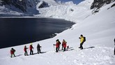 Turis mengunjungi kawasan Orne Harbur di South Shetland Islands, Antartika. (AFP/Johan Ordonez)