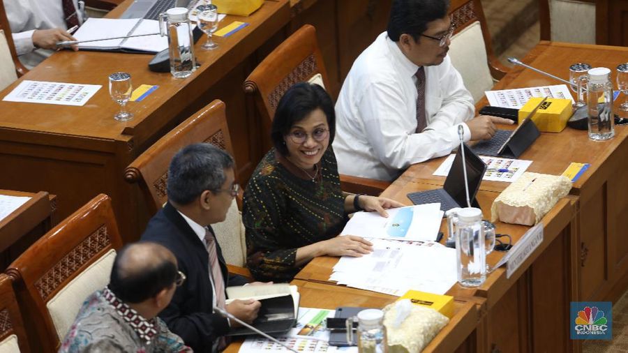 Pihaknya saat ini memberikan ruang terlebih dahulu kepada Menteri BUMN Erick Thorir dan jajarannya untuk melakukan evaluasi BUMN yang merugi tersebut.