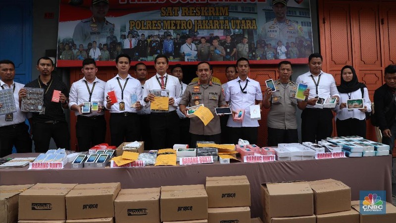 Total ada 18.000 unit telepon genggam dari berbagai merek diamankan.