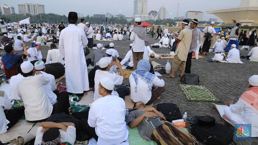 Ribuan warga peserta reuni 212 memadatai silang Monas, Jakarta, Senin (2/12/2019).