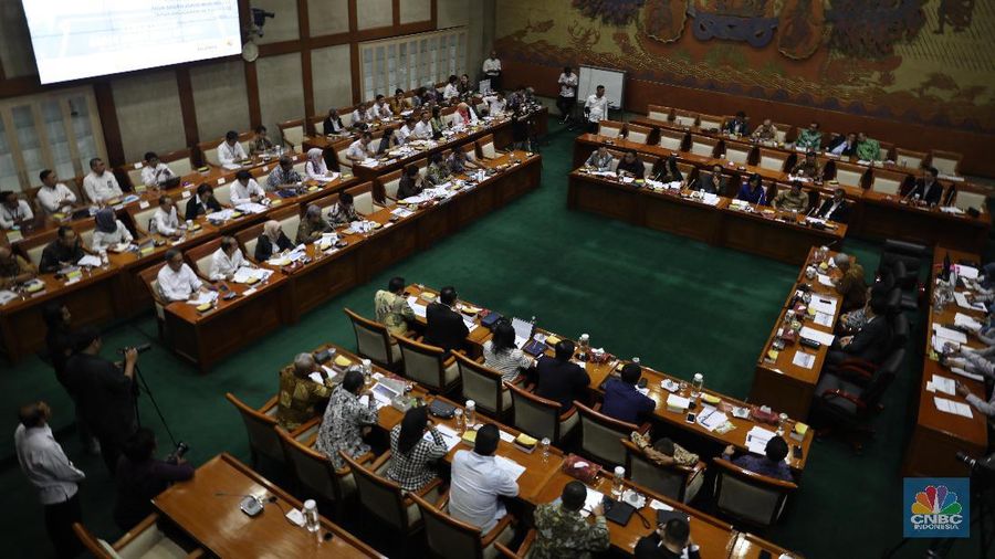 Rapat kerja dengan Menteri BUMN Erick Thohir bersama Komisi VI DPR RI (CNBC Indonesia/Tri Susilo)