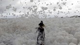 Air yang berlebihan bersama limbah yang tidak diolah telah memasuki laut. Garis pantai diliputi busa akibat turbulensi yang parah. (AP Photo/R.Parthibhan).