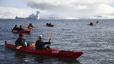 Pemandangan turis berkegiatan kayak di Half Moon island, Antartika, pada 9 November 2019. (AFP/Johan Ordonez)