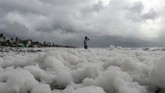 Pantai Marina di Chennai merupakan pantai perkotaan terpanjang di India. (Photo by Arun SANKAR/AFP).