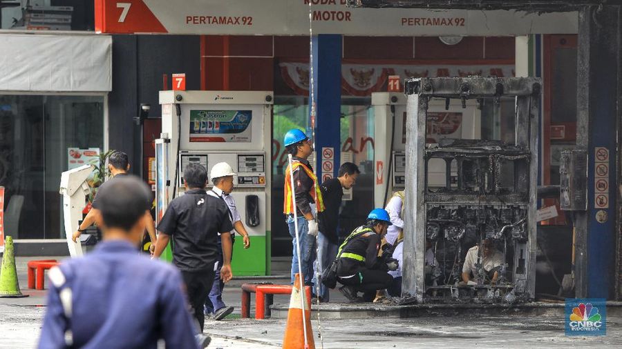 Akibat peristiwa tersebut satu unit mobil terbakar.